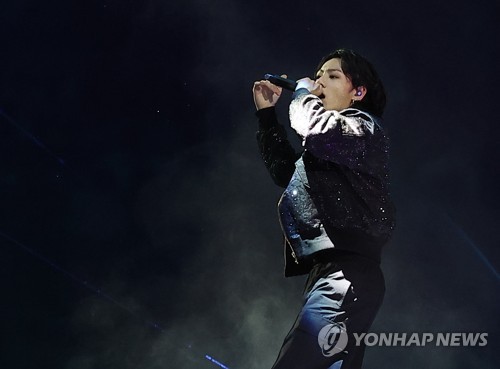 Jungkook, a member of South Korean boy group BTS, performs "Dreamers," from the official World Cup soundtrack, during the opening ceremony of the major quadrennial football tournament at Al Bayt Stadium in Al Khor, Qatar, on Nov. 20, 2022. (Yonhap)
