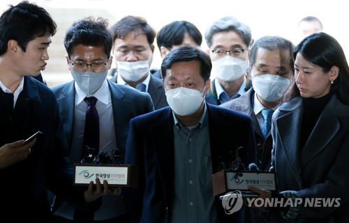 Jeong Jin-sang (C), a vice chief of staff to Democratic Party Chairman Lee Jae-myung, enters the Seoul Central District Court to attend his arrest warrant hearing on Nov. 18, 2022. (Yonhap)