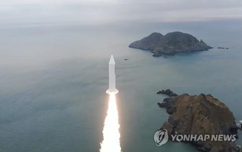 This photo, provided by the defense ministry, shows South Korea's first-ever test-firing of a solid-fuel rocket, at a test site of the state-run Agency for Defense Development in Taean, 150 kilometers southwest of Seoul, on March 30, 2022. (PHOTO NOT FOR SALE) (Yonhap)