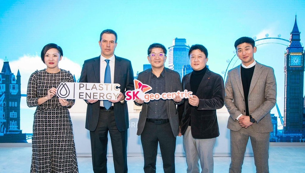 SK Geocentric CEO Na Kyung-soo (C) and Bruno Guillon (2nd from L), chief commercial officer of Plastic Energy Ltd., pose for a photo with other company officials during a signing of a license contract to build a plastic recycling pyrolysis plant in South Korea, on the sidelines of CES 2023 in Las Vegas, in this photo provided by SK Geocentric on Jan. 8, 2023. (PHOTO NOT FOR SALE) (Yonhap)