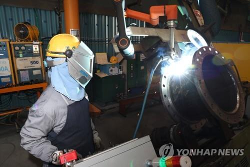 A welding cobot developed by Daewoo Shipbuilding & Marine Engineering Co. (PHOTO NOT FOR SALE) (Yonhap) 