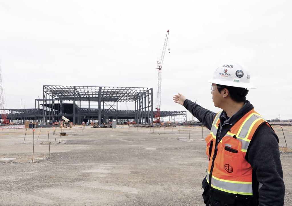 Cho Nam-hyeon, a project engineer of Barton Malow, the lead contractor for BlueOval SK's electric vehicle battery manufacturing plant in Glendale, Kentucky, introduces the construction site during a press tour on Jan. 8, 2023, in this photo provided by SK On. (PHOTO NOT FOR SALE) (Yonhap)
