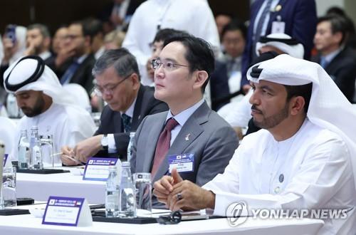 Samsung Electronics Executive Chairman Lee Jae-yong (2nd from R) takes part in a business forum between South Korea and the United Arab Emirates at an Abu Dhabi hotel on Jan. 16, 2023. (Yonhap)