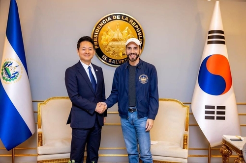 Jang Sung-min (L), South Korea's presidential future strategy planning officer, poses for a photo with El Salvador's President Nayib Bukele during his visit to the Central American nation on Jan. 5, 2023, to seek support for South Korea's bid for the 2030 World Expo, in this photo provided by Seoul's foreign ministry. (PHOTO NOT FOR SALE) (Yonhap)