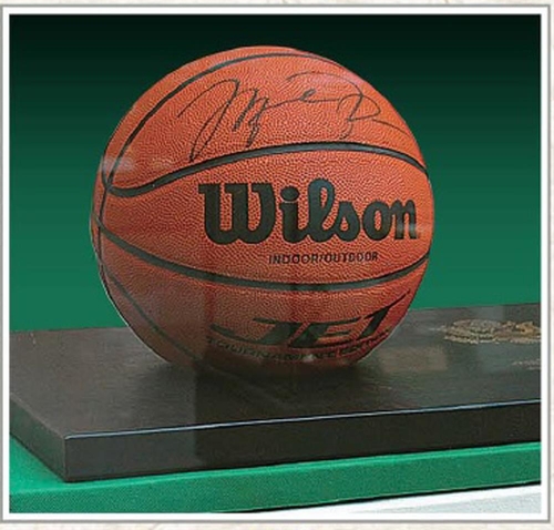 Esta foto, capturada del sitio web de la Editorial de Idiomas Extranjeros de Corea del Norte el 30 de enero de 2023, muestra una foto de una pelota de baloncesto firmada por Michael Jordan, en un libro de fotos de regalos entregados al exlíder del país, Kim Jong-il.  (FOTO NO A LA VENTA) (Yonhap)