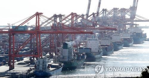  S. Korea's exports log double-digit decline in January; trade deficit hits record high