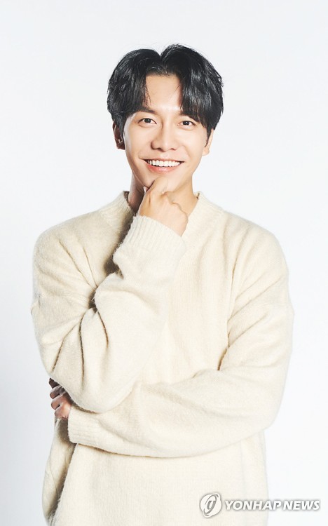 Singer Lee Seung-gi is seen in this photo provided by cable TV channel JTBC. (PHOTO NOT FOR SALE) (Yonhap)
