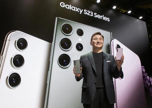 Roh Tae-moon, president of Samsung Electronics' Mobile eXperience business, shows new Galaxy S23 phones during the Unpacked event at Masonic Auditorium in San Francisco on Feb. 1, 2023, in this photo provided by the company. (PHOTO NOT FOR SALE) (Yonhap)