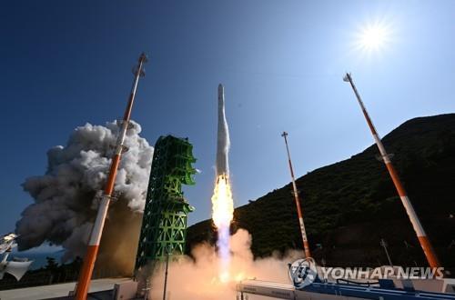 South Korea's homegrown space rocket Nuri lifts off from Naro Space Center in Goheung, South Jeolla Province, southwestern South Korea, in this file photo taken June 21, 2022, as the country makes a second attempt to put satellites into orbit. (Pool photo) (Yonhap)