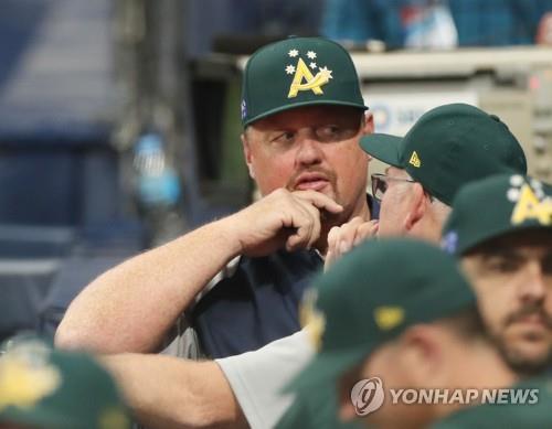 In this file photo from Nov. 6, 2019, Australia manager David Nilsson speaks with a coach during a Group C game against South Korea at Gocheok Sky Dome in Seoul. (Yonhap)