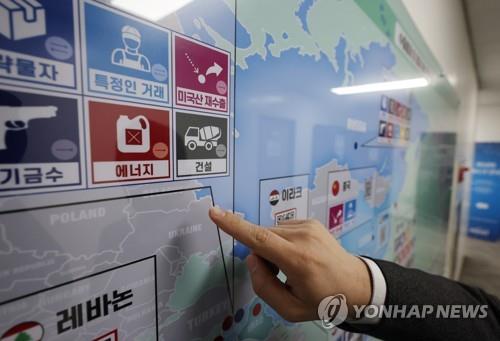 An official points to Belarus on a status board designating South Korea's restrictions on exports of strategic items by country at the Korean Security Agency of Trade and Industry in Seoul on March 7, 2022. The previous day, the South Korean government announced such curbs on Belarus, which is in support of Russia invading Ukraine. (Yonhap)