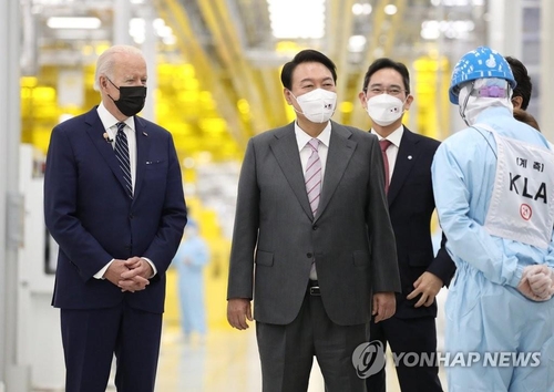 President Yoon Suk Yeol (2nd from L), U.S. President Joe Biden (L) and Samsung Electronics Vice Chairman Lee Jae-yong (3rd from L) tour a Samsung semiconductor plant in Pyeongtaek, 65 kilometers south of Seoul, on May 20, 2022. (Yonhap)