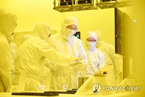 This photo, provided by Samsung Electronics Co., shows its Chairman Lee Jae-yong (C) at the company's semiconductor production campus in the city of Cheonan, South Chungcheong Province, on Feb. 17, 2023. (PHOTO NOT FOR SALE) (Yonhap)