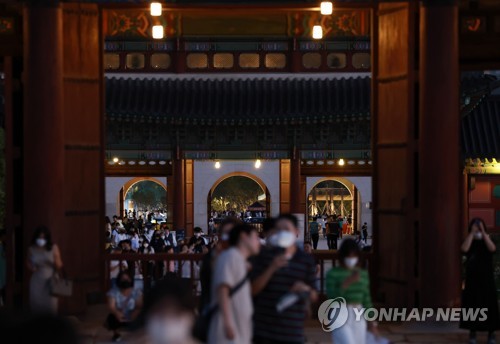 Gyeongbok Palace to resume nighttime tours next month