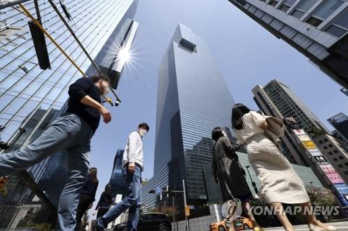The file photo, taken April 11, 2022, shows pedestrians walking past the Seocho office of Samsung Electronics Co. in Seoul. (Yonhap)