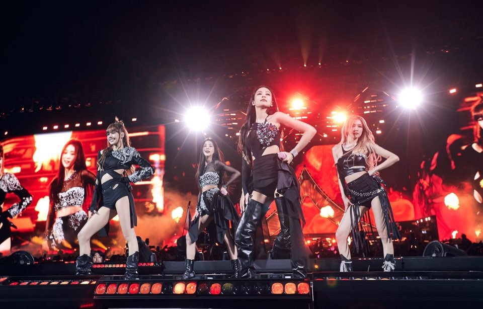 K-pop girl group BLACKPINK performs on the main stage of the Coachella Valley Music and Arts Festival, North America's largest music festival, held in Indio, California, on April 15, 2023 (U.S. time), in this photo provided by YG Entertainment. (PHOTO NOT FOR SALE) (Yonhap)