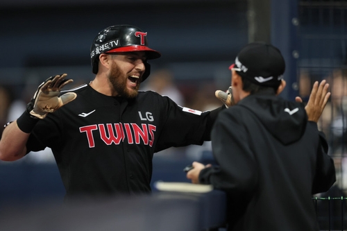 LEAD) LG Twins manager apologizes for player's illegal gambling