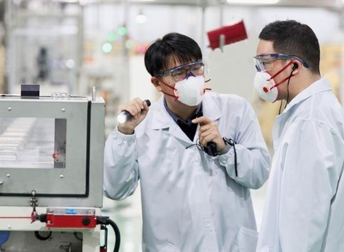 LG Group chief stresses keeping competitive edge in key battery material