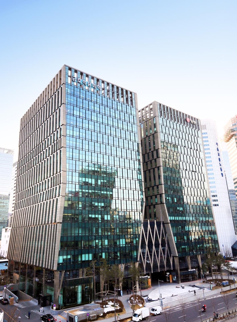 This file photo provided by Kumho Petrochemical shows its headquarters building in central Seoul. (PHOTO NOT FOR SALE) (Yonhap)