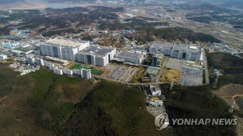This photo provided by LG Display Co. shows its production facilities in Paju, 37 kilometers northwest of Seoul. (PHOTO NOT FOR SALE) (Yonhap)