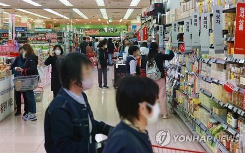 This file photo shows people shopping for groceries at a discount store in Seoul on April 13, 2023. (Yonhap)