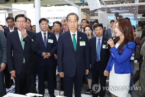 Prime Minister Han Duck-soo (C) attends the 2023 World Climate Industry Expo in the southern port city of Busan on May 25, 2023. (Yonhap) 