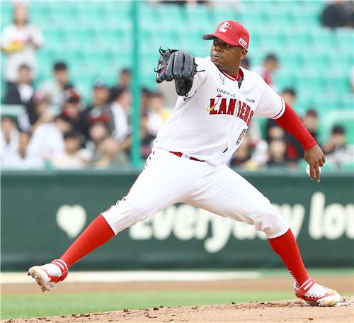 SSG Landers starter Roenis Elias pitches against the LG Twins during a Korea Baseball Organization regular season game at Incheon SSG Landers Field in Incheon, some 30 kilometers west of Seoul, on May 24, 2023, in this photo provided by the Landers. (PHOTO NOT FOR SALE) (Yonhap)