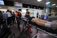 (LEAD) Asiana Airlines plane's door opens right before landing at Daegu Airport