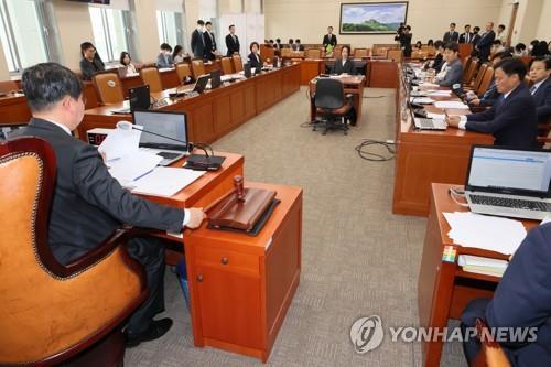 Members of the parliamentary labor committee hold a meeting at the National Assembly on May 24, 2023. (Yonhap) 
