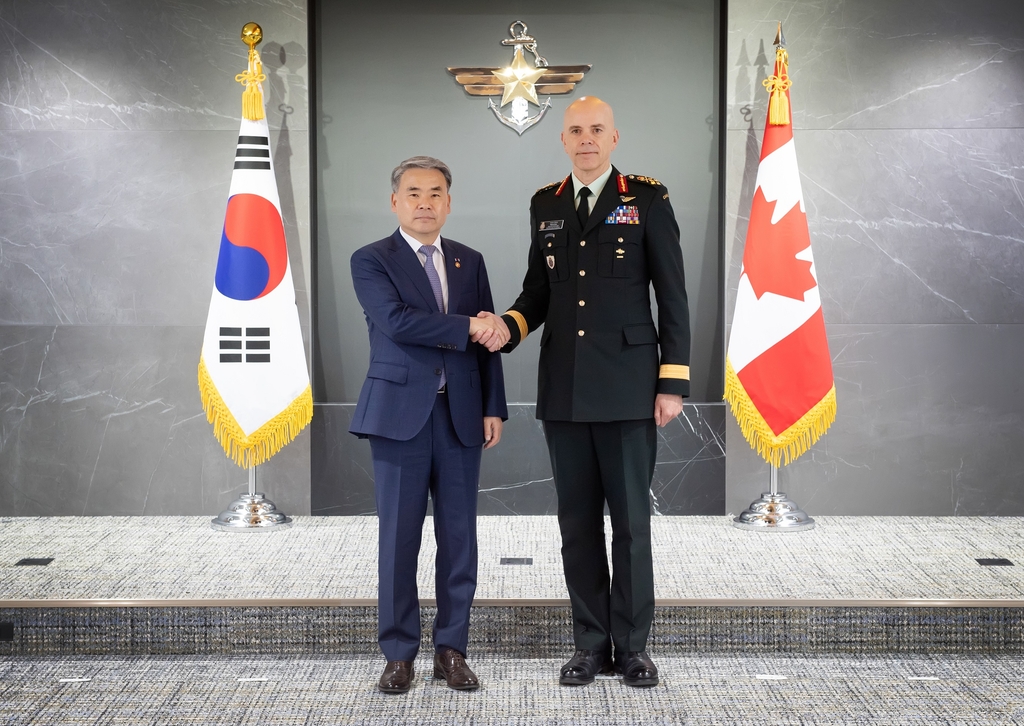 South Korean Defense Minister Lee Jong-sup (L) shakes hands with Canada's Chief of the Defence Staff Gen. Wayne Eyre as they meet at Lee's ministry in central Seoul on June 9, 2023, in this photo provided by the ministry. (PHOTO NOT FOR SALE) (Yonhap)