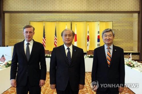 El asesor de seguridad nacional Cho Tae-yong (der.), el asesor de seguridad nacional de EE. UU. Jake Sullivan (izq.) y el secretario general de la Secretaría de Seguridad Nacional de Japón, Takeo Akiba, posan para una foto en su reunión en Tokio el 15 de junio de 2023, en esta foto proporcionada por el oficina presidencial  (FOTO NO A LA VENTA) (Yonhap)