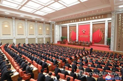 Esta foto de archivo, publicada por la Agencia Central de Noticias de Corea del Norte el 2 de marzo de 2023, muestra al Norte celebrando una reunión plenaria ampliada del gobernante Partido de los Trabajadores de Corea el día anterior para discutir los problemas agrícolas del país.  (Para uso exclusivo en la República de Corea. Sin redistribución) (Yonhap)