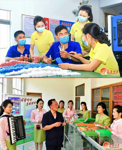 Esta foto compuesta publicada en el Rodong Sinmun, el principal periódico del Norte, muestra a los trabajadores de una fábrica con mascarillas (arriba) el 30 de junio de 2023 y a los funcionarios de una editorial sin mascarillas (abajo) el 4 de julio de 2023. (Para uso Solo en la República de Corea. Sin redistribución) (Yonhap)