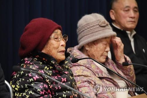 En esta foto de archivo, Yang Geum-deok (izquierda) y Kim Seong-joo, víctimas surcoreanas del trabajo forzado en Japón durante la guerra, dan una conferencia de prensa en la Asamblea Nacional en Seúl el 7 de marzo de 2023, denunciando el plan propuesto por el gobierno para compensar. dichas víctimas a través de una fundación pública respaldada por Seúl, en lugar del pago directo de empresas japonesas responsables.  (Yonhap)