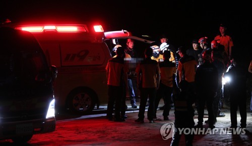 El cuerpo recuperado de un miembro del servicio del Cuerpo de Marines arrastrado por un torrente en el arroyo Naeseong en el condado de Yecheon, a 161 kilómetros al sureste de Seúl, es transportado a una ambulancia en el área el 19 de julio de 2023. (Yonhap)