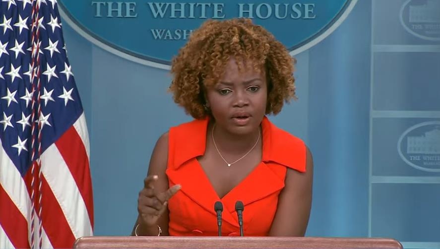 En esta imagen capturada, se ve a la secretaria de prensa de la Casa Blanca, Karine Jean-Pierre, respondiendo preguntas durante una conferencia de prensa en la Casa Blanca en Washington el 24 de julio de 2023.  (Yonhap)