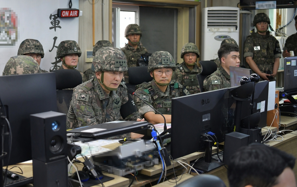Joint Chiefs of Staff Chairman Kim Seung-kyum (L) visits a command and control center under the Army's 5th Infantry Division to inspect its readiness on July 31, 2023, in this photo released by his office. (PHOTO NOT FOR SALE) (Yonhap)