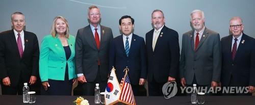 This file photo, provided by South Korea's industry ministry, shows Minister Lee Chang-yang (C) posing for a photo with a visiting U.S. congressional delegation in Seoul on June 30, 2023. (PHOTO NOT FOR SALE) (Yonhap)