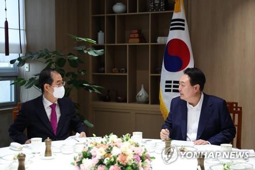 Prime Minister Han Duck-soo (L) and President Yoon Suk Yeol at a weekly meeting in this file photo (Yonhap)
