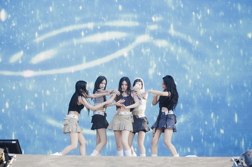 South Korean girl group NewJeans performs during the Lollapalooza Chicago that kicked off on Aug. 3, 2023 (U.S. local time), for a four-day run at the Grand Park in Chicago, Illinois, in this photo provided by ADOR. (PHOTO NOT FOR SALE) (Yonhap)