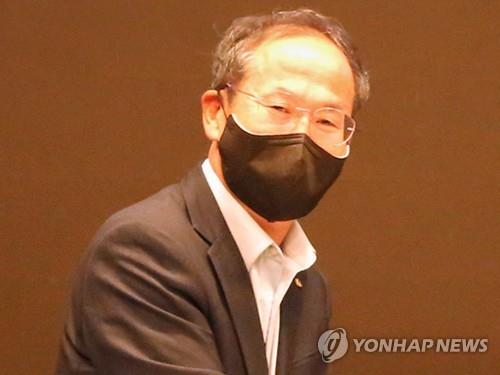 Yang Jong-hee, picked as the candidate for KB Financial Inc.'s chairmanship, is seen in this photo provided by the financial giant. (PHOTO NOT FOR SALE) (Yonhap)
