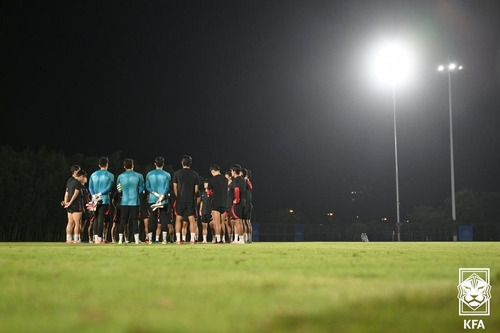 Members of the South Korean men's Asian Games football team form a huddle during a training session at Zhejiang Jinhua No. 1 Middle School in Jinhua, China, on Sept. 17, 2023, in this photo provided by the Korea Football Association. (PHOTO NOT FOR SALE) (Yonhap)