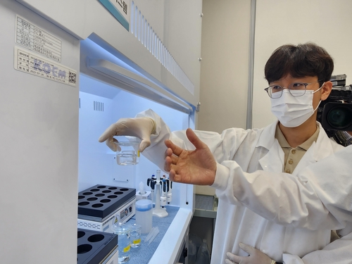 An expert of Korea Marine Environment Management Corp. explains seawater radiation tests on Sept. 14, 2023. (Yonhap) 