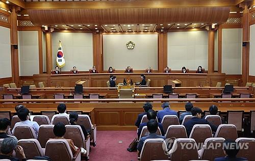  Constitutional Court strikes down law banning leaflet distribution into N. Korea