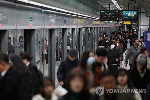 Passengers move on a subway platform at a station in Seoul on Nov. 8, 2023. (Yonhap)