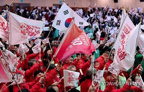 Los residentes aplauden la candidatura de Busan para albergar la Exposición Mundial 2030 durante un evento celebrado el 28 de noviembre de 2023 en la ciudad portuaria del sureste mientras los miembros de la Oficina Internacional de Exposiciones con sede en París votarán por la ciudad anfitriona.  (Yonhap)