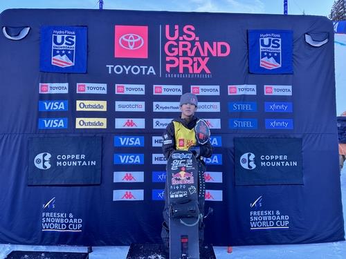 대한스키협회가 제공한 사진에서 한국 스키 선수 이채은이 2023년 12월 16일 콜로라도 코퍼마운틴에서 열린 국제스노보드연맹 월드컵 스노보드 남자 하프파이프 선수권에서 은메달을 획득한 후 서 있다.  (사진은 비매품입니다) (연합)
