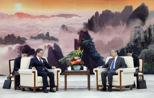 Esta foto, publicada por el Ministerio de Asuntos Exteriores de China, muestra al ministro de Asuntos Exteriores chino, Wang Yi (derecha), reuniéndose con el viceministro de Asuntos Exteriores norcoreano, Pak Myong-ho, en Beijing el 18 de diciembre de 2023. (FOTO NO A LA VENTA) (Yonhap) 