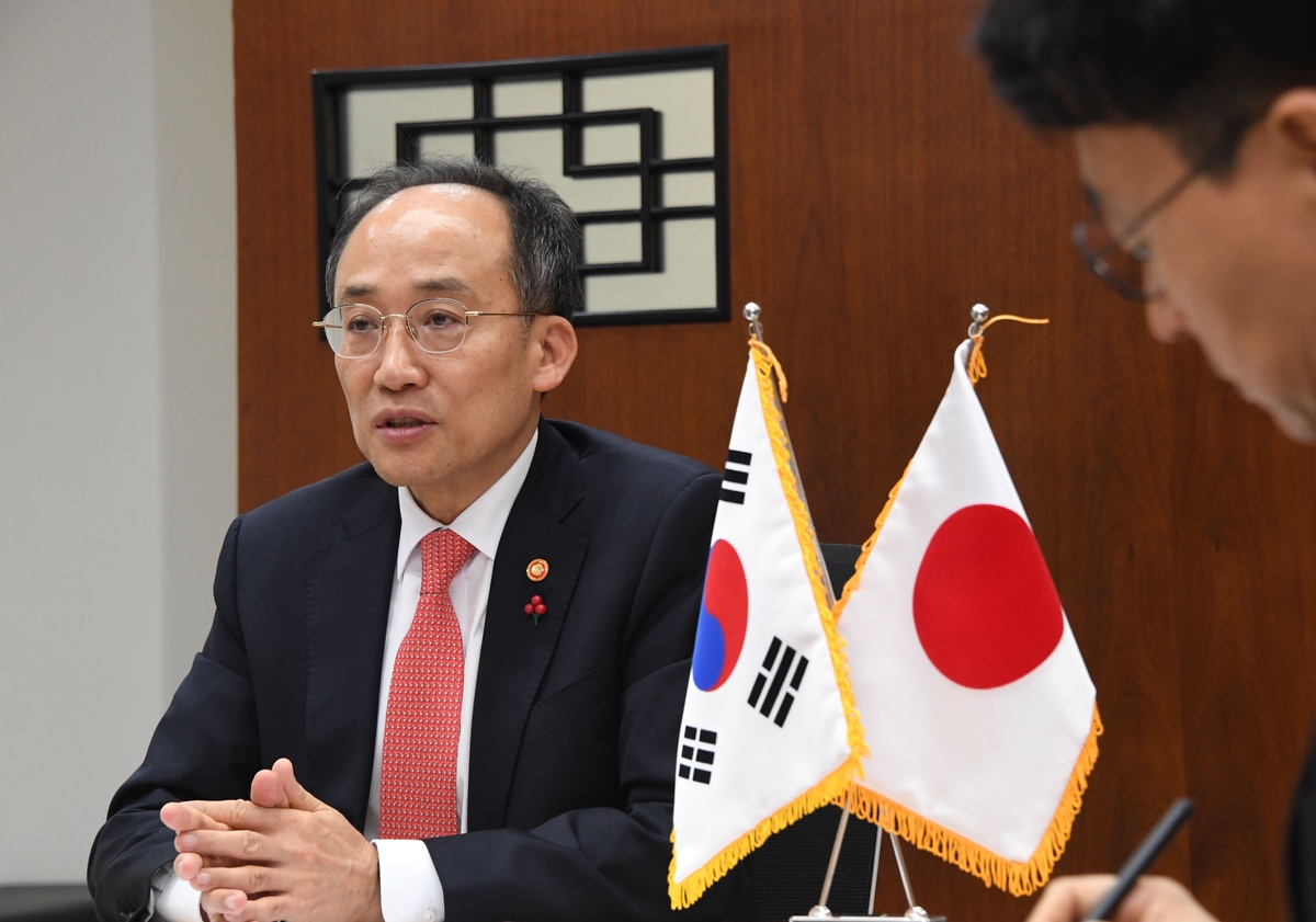 韓日財務相、経済協力について協議