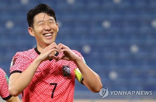 2021년 11월 16일 자료 사진에서는 도하의 타니 빈 자심 스타디움에서 열린 2022 FIFA 월드컵 아시아 최종 예선 그룹 A 경기 중 이라크 전투에서 골을 축하하는 한국 송흥민 선수 .  (연합)